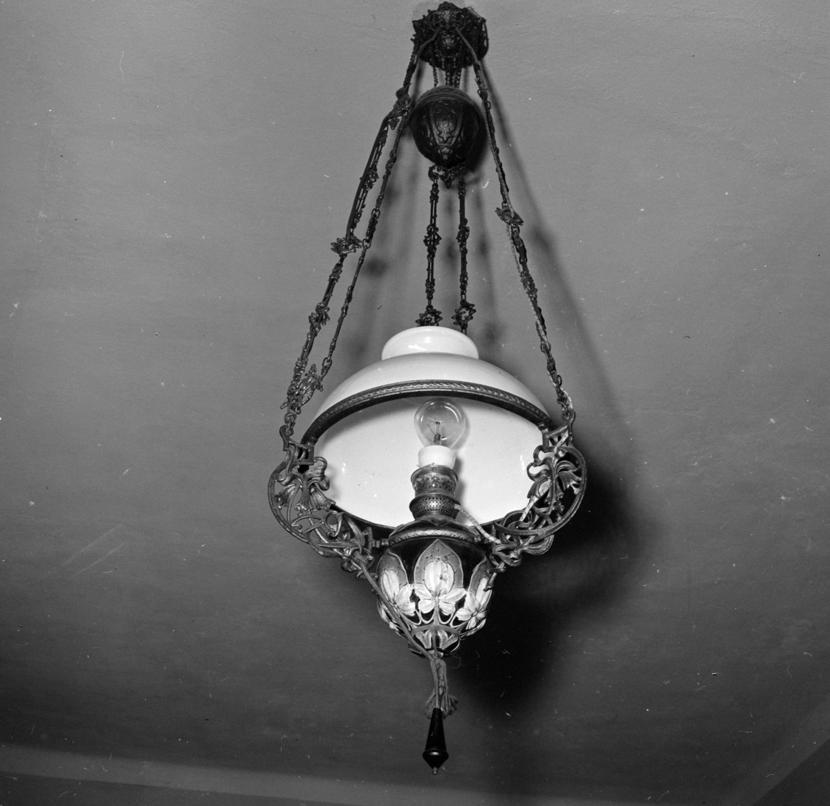 dworek Marii Konopnickiej - wnętrze, lampa, skan 1