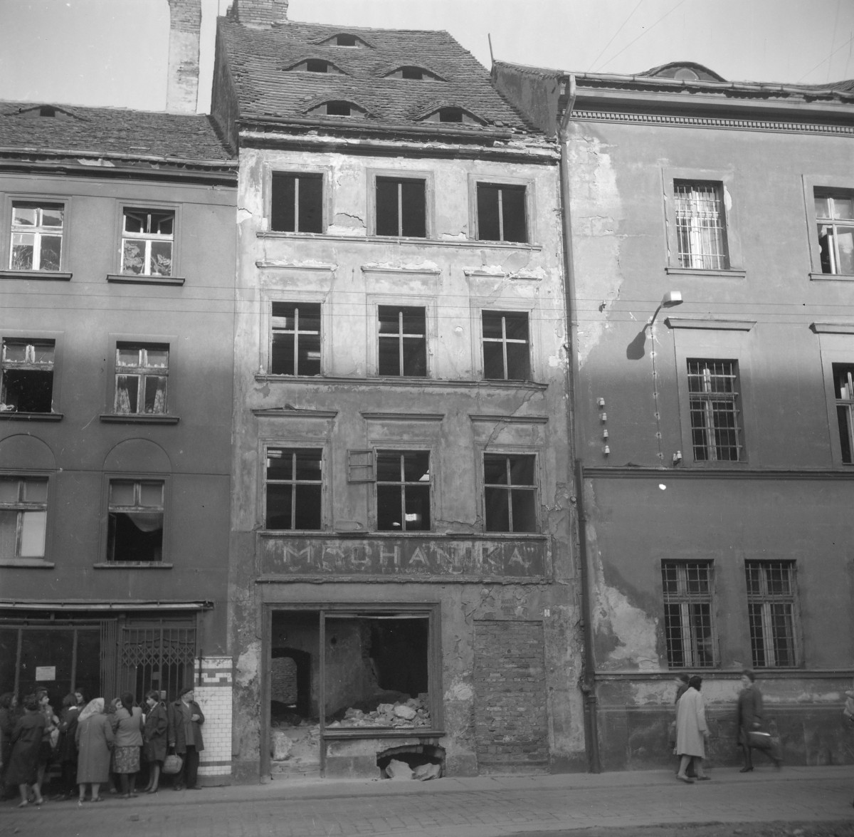 Kamienica - elewacja frontowa. Zniszczona elewacja frontowa., skan 1