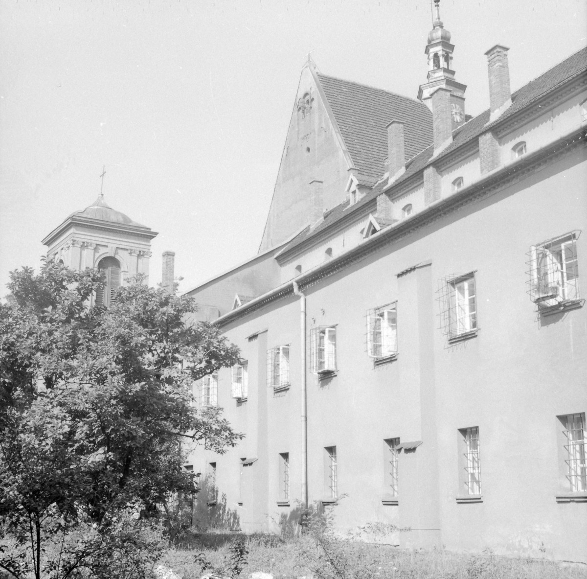 zespół klasztorny ss. Benedyktynek - elewacja od zachodu, fragment, skan 1