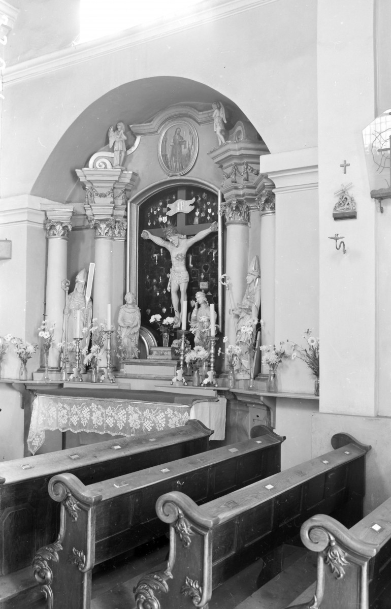 kościół parafialny pw. Świętej Trójcy - wnętrze, ściana południowa, ołtarz, skan 1