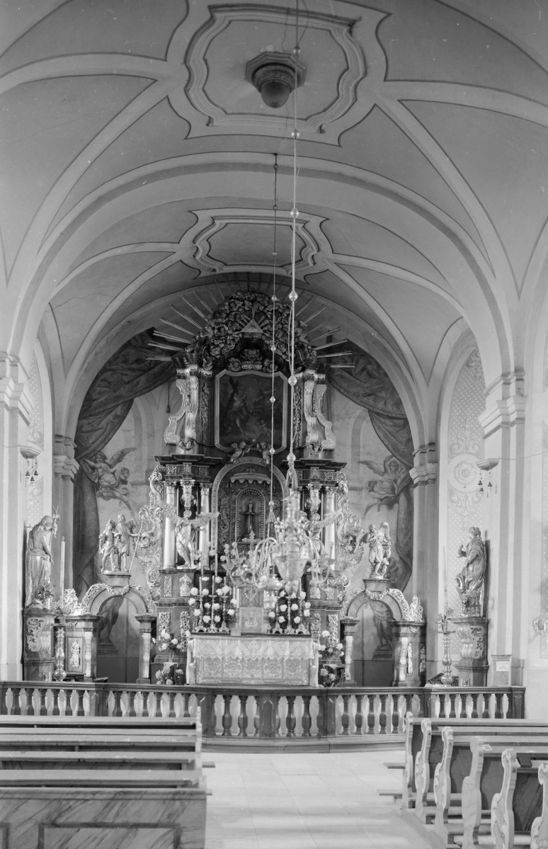 kościół pw. Jana Chrzciciela - Sanktuarium Matki Bożej Grodowieckiej – Jutrzenki Nadziei - wnętrze - prezbiterium, skan 1