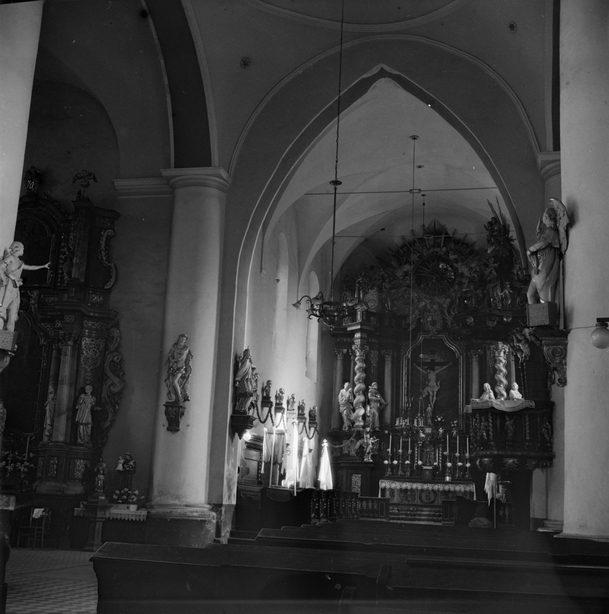 klasztor Boromeuszek /d. Klarysek oraz Augustianów/ - kościół pw. Podwyższenia Krzyża Świętego - prezbiterium - ołtarz główny, skan 1