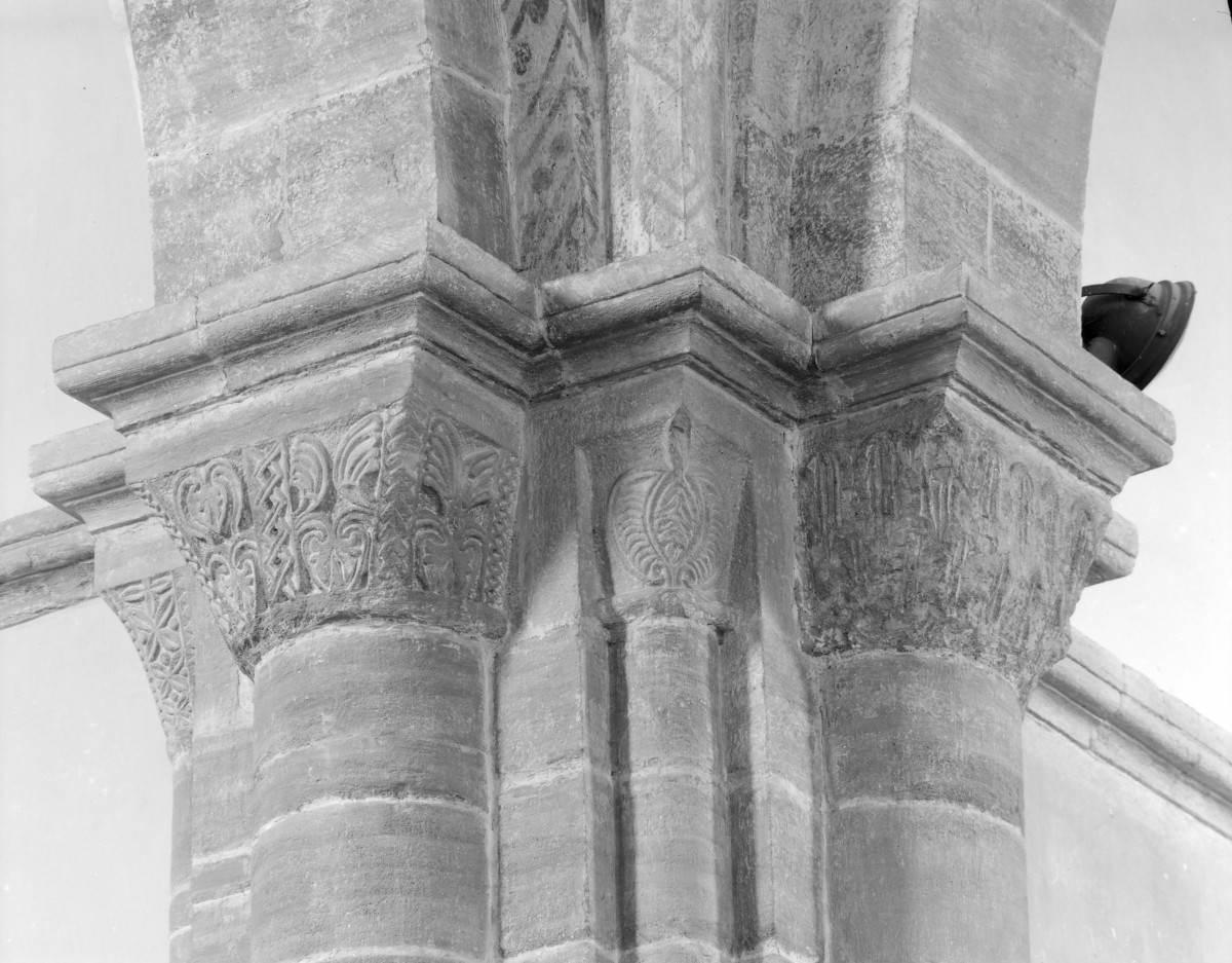 kościół pocysterski, ob. parafialny pw. św. Floriana - wnętrze: głowice służek, skan 1