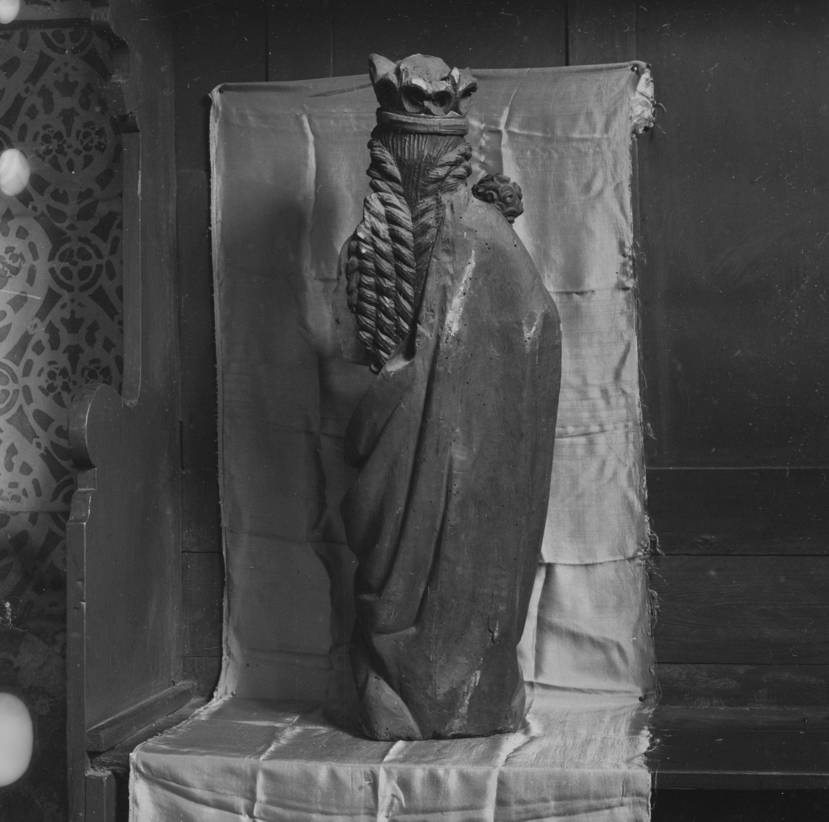 kościół filialny pw. św. Jakuba - wnętrze: Madonna - rzeźba - XVI w. - rewers, skan 1