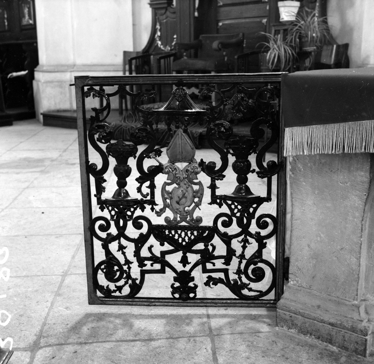 kościół, ob. parafialny pw. św. Jadwigi - wnętrze: fragment balustrady żelaznej między prezbiterium a nawą, skan 1