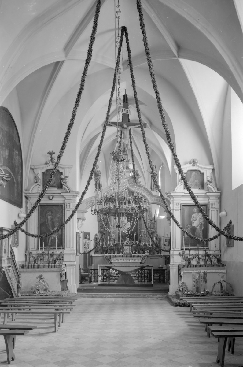 Kościół św. Stanisława Biskupa i św. Tomasza Apostoła - wnętrze: ołtarz główny, skan 1