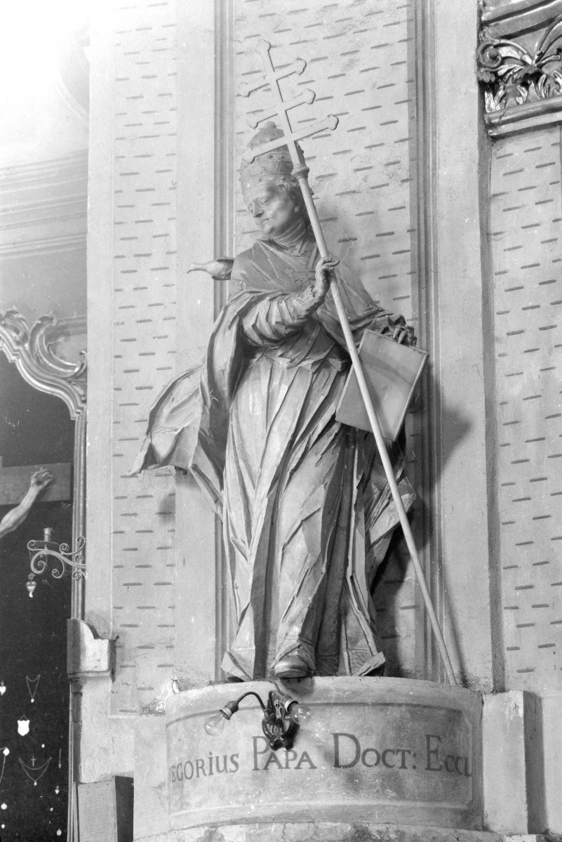 kościół, ob. parafialny pw. św. Ludwika, dawny klasztor popauliński - wnętrze: rzeźba św. Grzegorza, skan 1