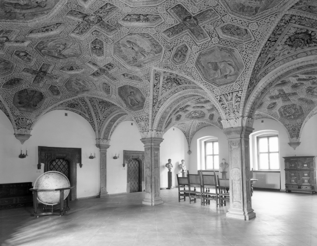 Ratusz - wnętrze: sala WIelka Sień - sklepienie żaglaste po lewwej stronie eksponat w postci weneckiego globusa., skan 1