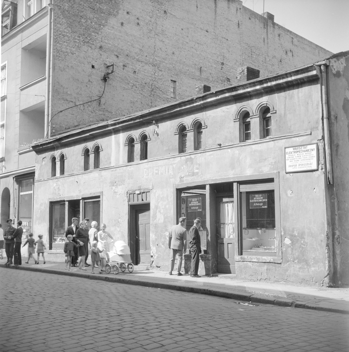 kamienica - elewacja boczna oraz elewacja frontowa sklepu, skan 1