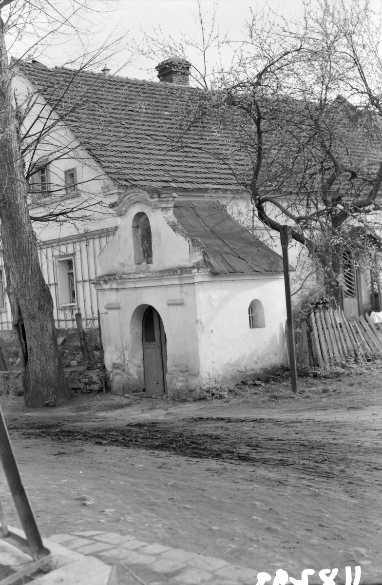 kapliczka barokowa - elewacja frontowa, skan 1