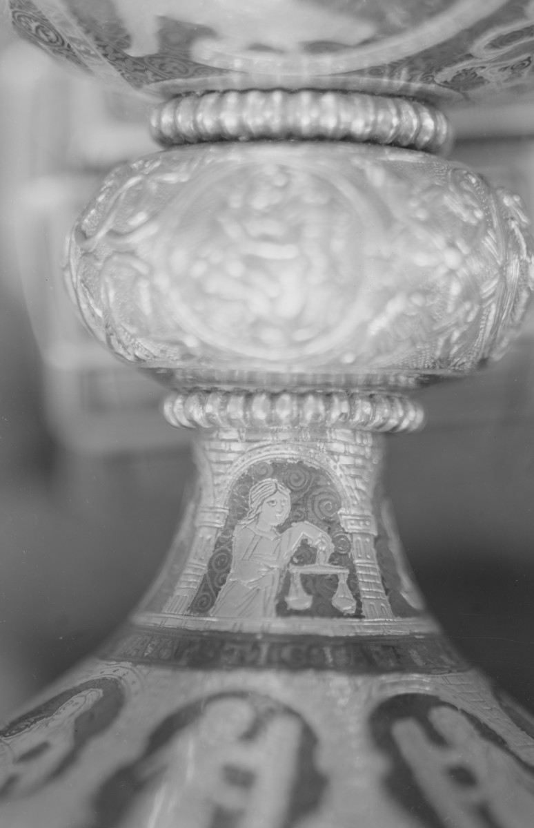 Katedra pw. Wniebowzięcia Najświętszej Marii Panny i św. Wojciecha - wnętrze: kielich z Trzemeszna, romański, niellowany - modus, skan 1