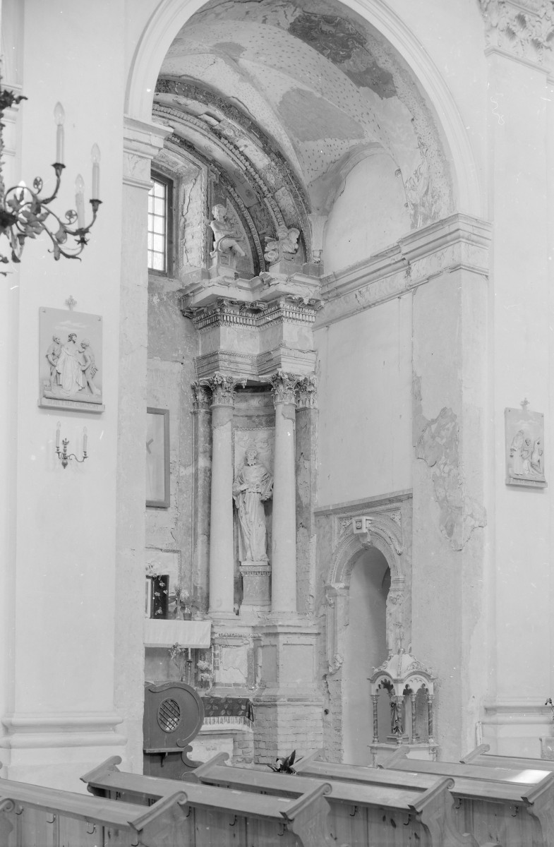 Kościół Niepokalanego Poczęcia Najświętszej Maryi Panny - wnętrze: kaplica boczna św. Klary z ołtarzem, fragment, skan 1