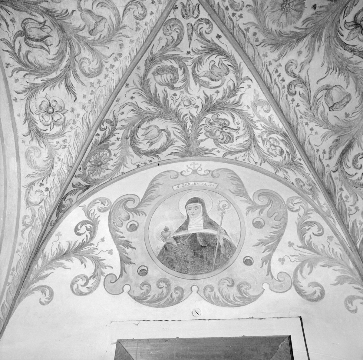 klasztor ss. Mniszek Benedyktynek - kościół pw. Najświętszej Maryi Panny i św. Wojciecha - wnętrze - polichromia korytarza przy chórze zakonnym - fragment, skan 1