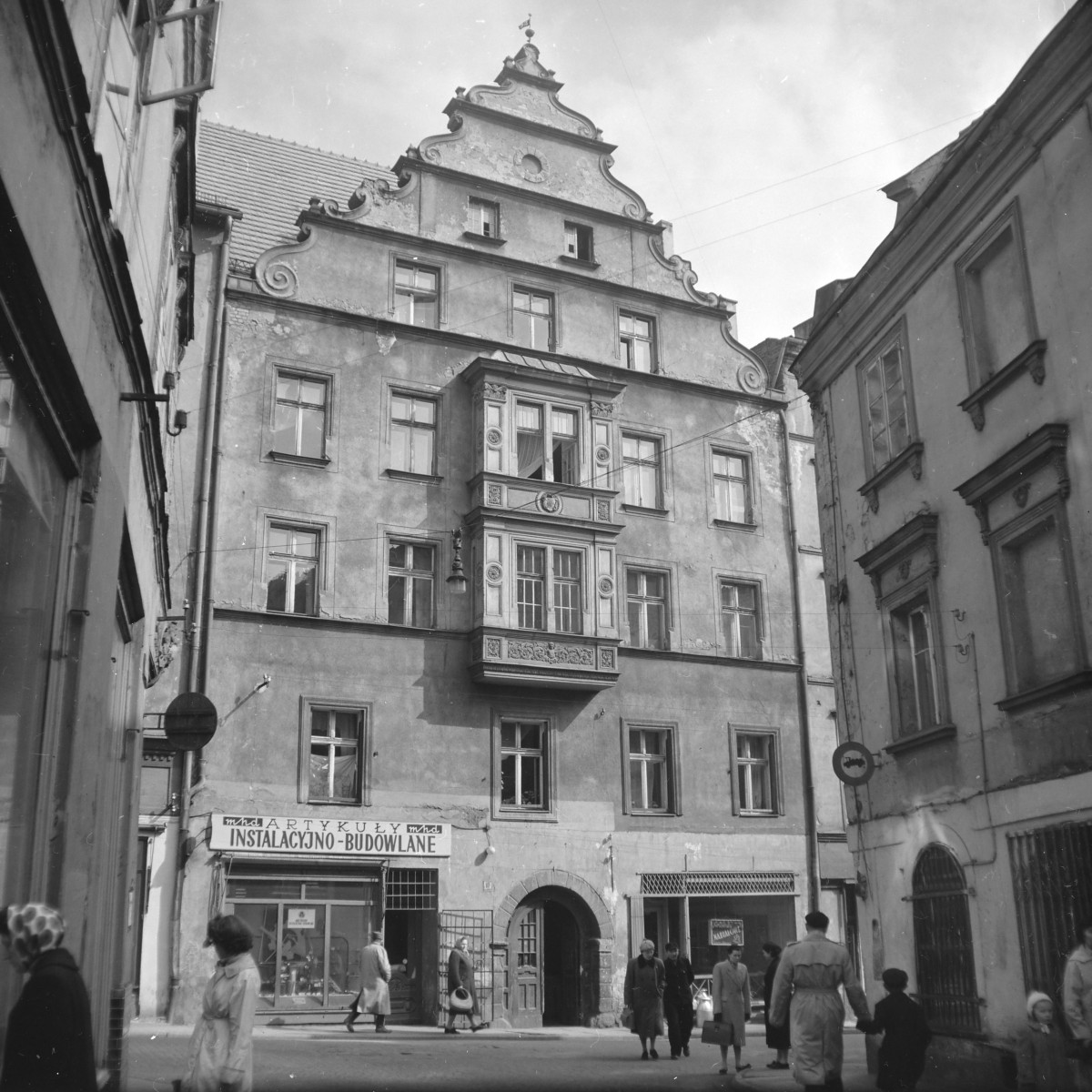 Kamienica - elewacja frontowa. Szczyt renesansowy., skan 1