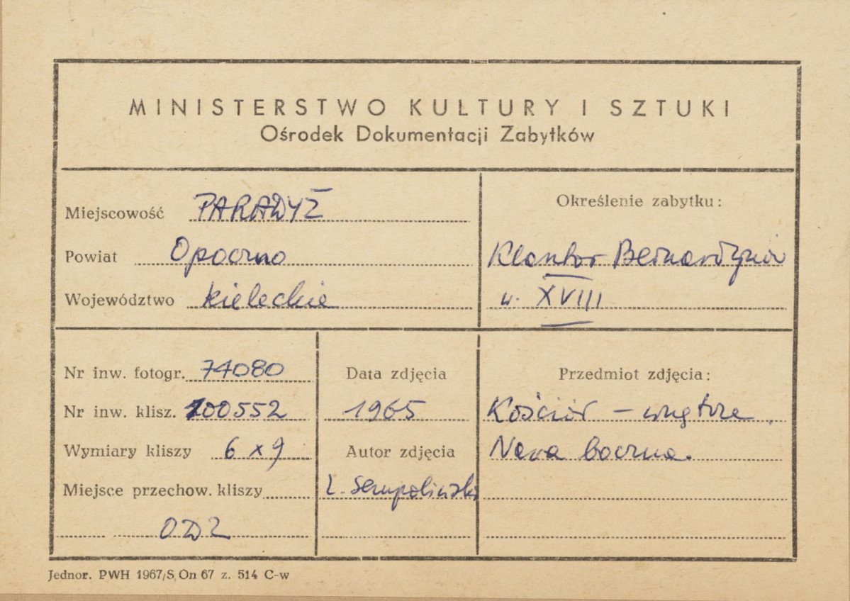 Zespół klasztorny - kościół, wnętrze, widok nawy bocznej - metryczka
 , skan 1