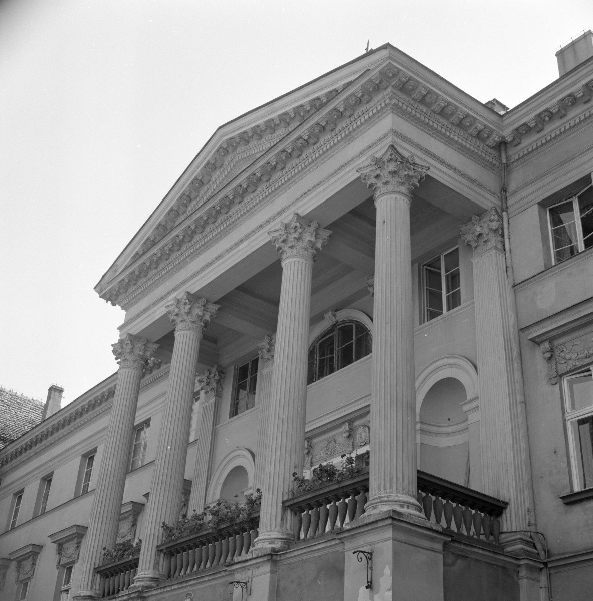 pałac Komisji Wojewódzkiej Kaliskiej - elewacja frontowa, fronton, skan 1