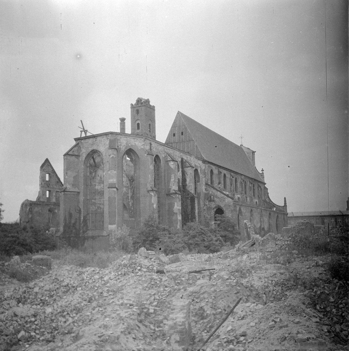 Kościół św. Wojciecha - widok ogólny. Ruiny., skan 1