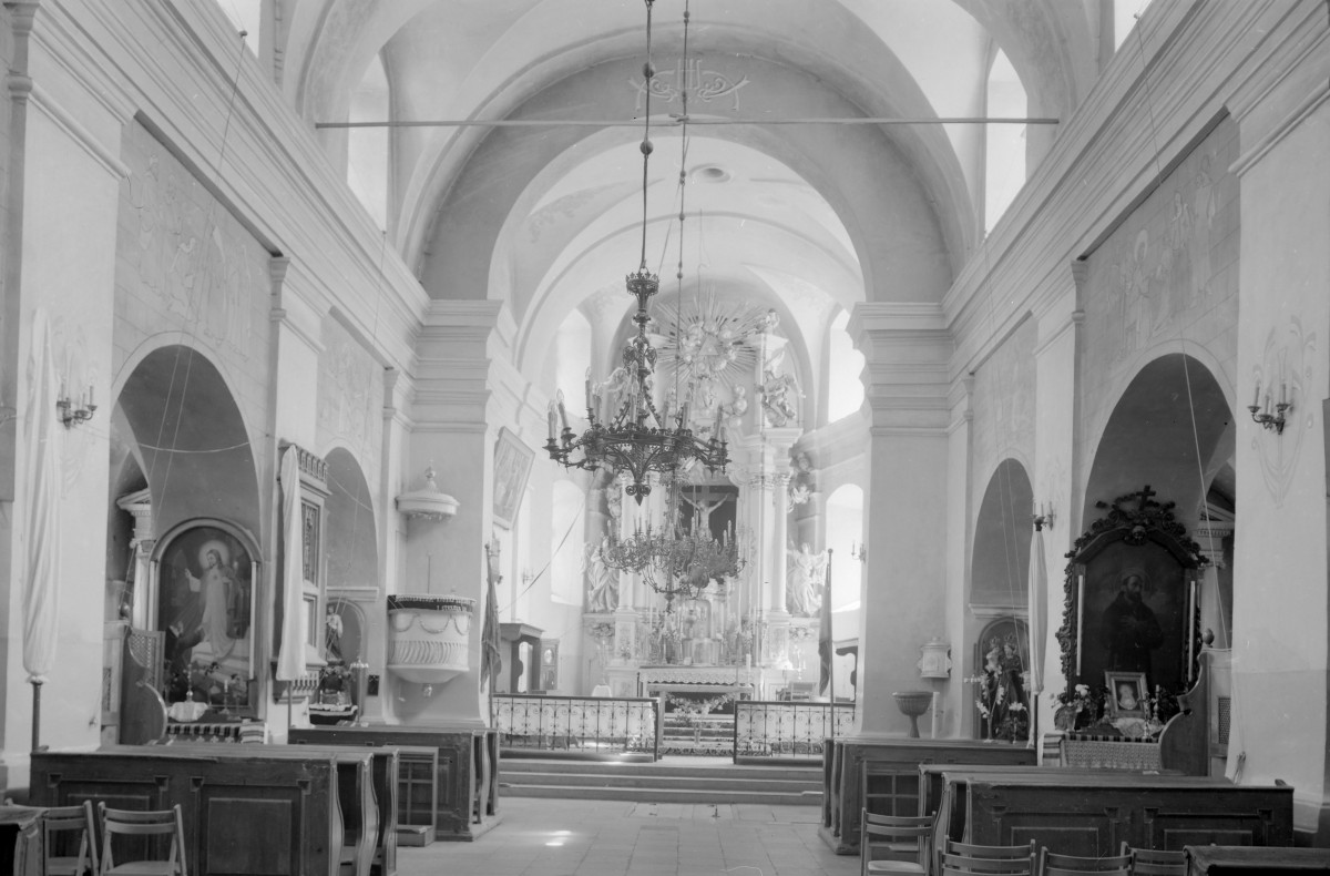 kościół pw. Narodzenia Najświętszej Maryi Panny i św. Michała Archanioła - wnętrze - nawa główna - prezbiterium - ołtarz, skan 1