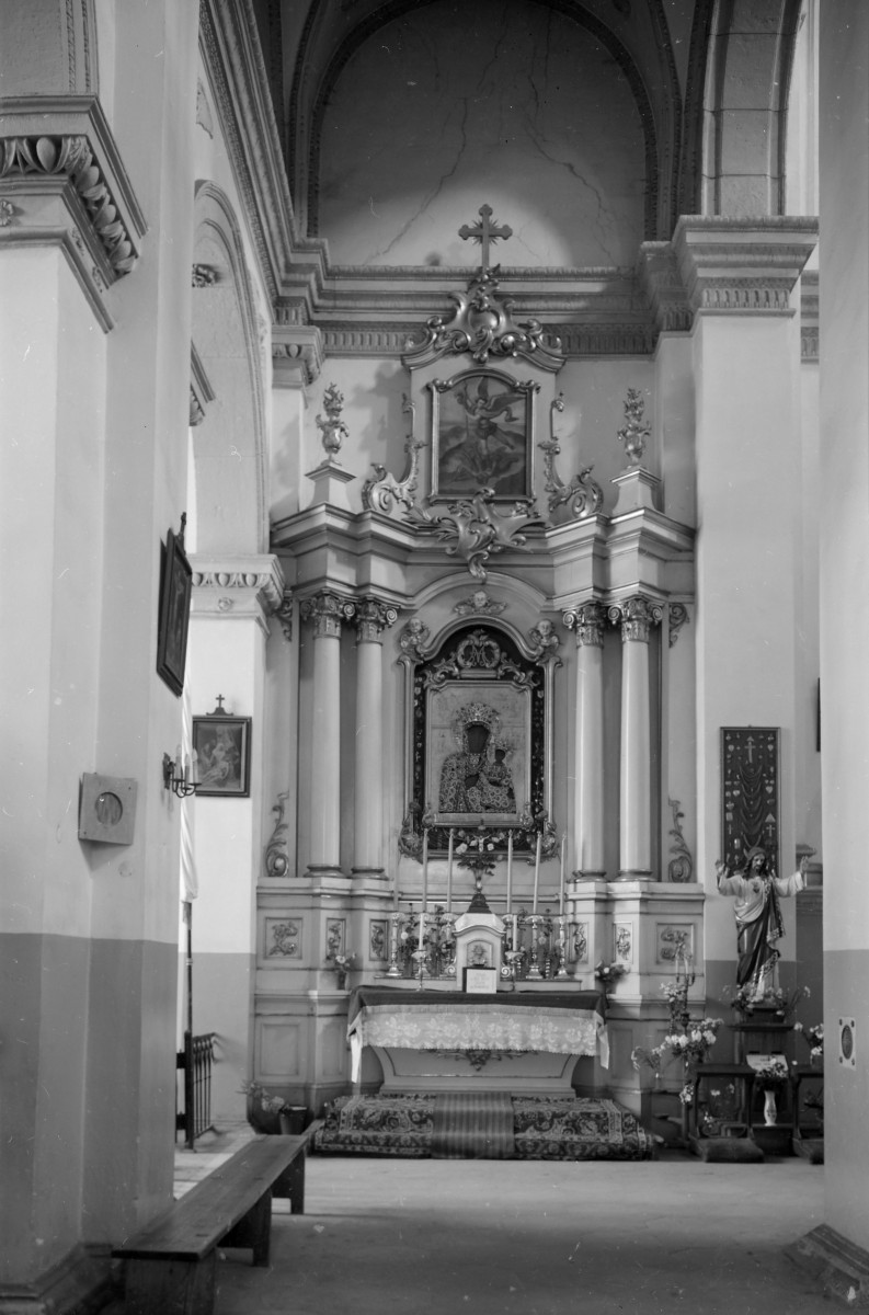 katedra Zmartwychwstania Pańskiego i św. Tomasza Apostoła - wnętrze: ołtarz boczny, lewa nawa, kaplica Matki Bożej Opieki, skan 1