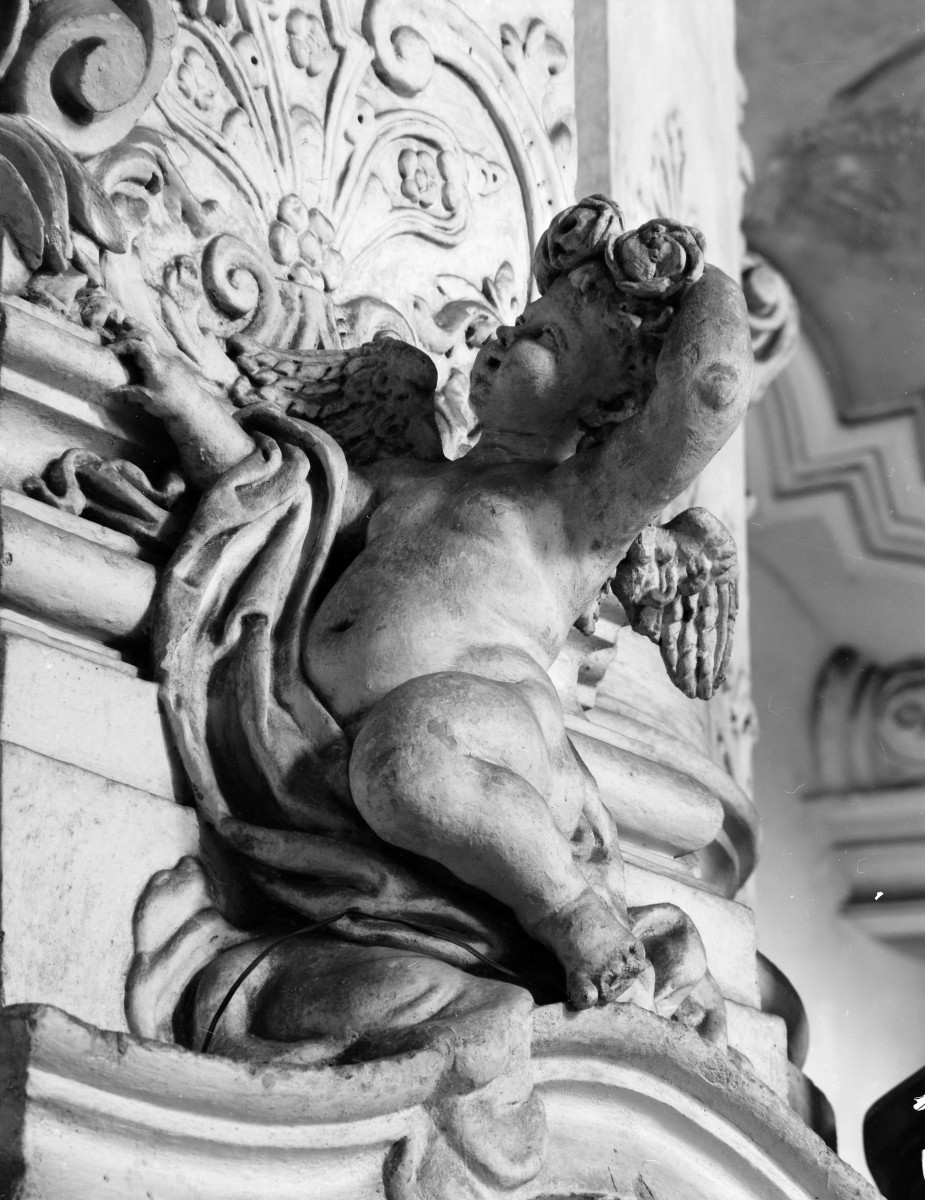 klasztor Benedyktynek - kościół pw. Wniebowzięcia Najświętszej Maryi Panny - wnętrze - nawa główna - dekoracja głowicy filaru - fragment, skan 1