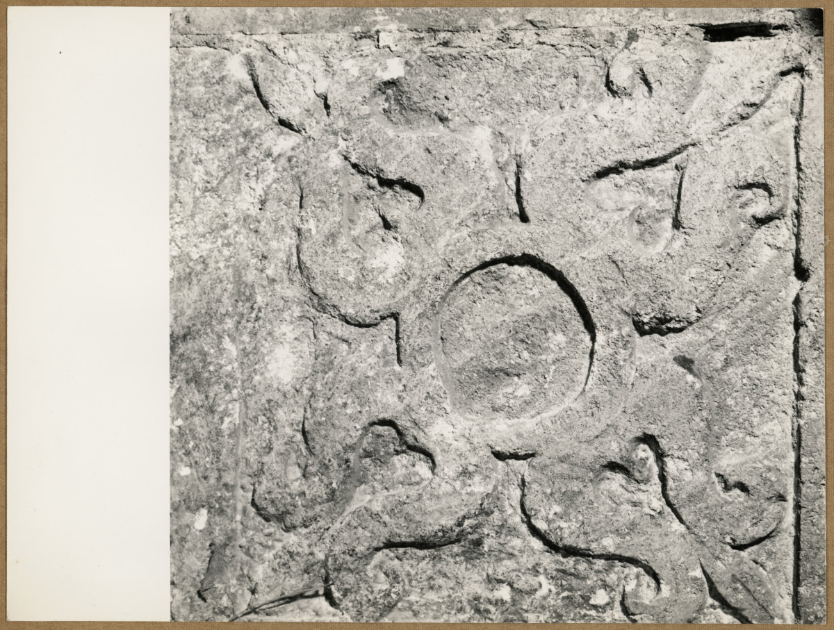 Kaplica Firlejów - portal - fragment dekoracji, skan 1