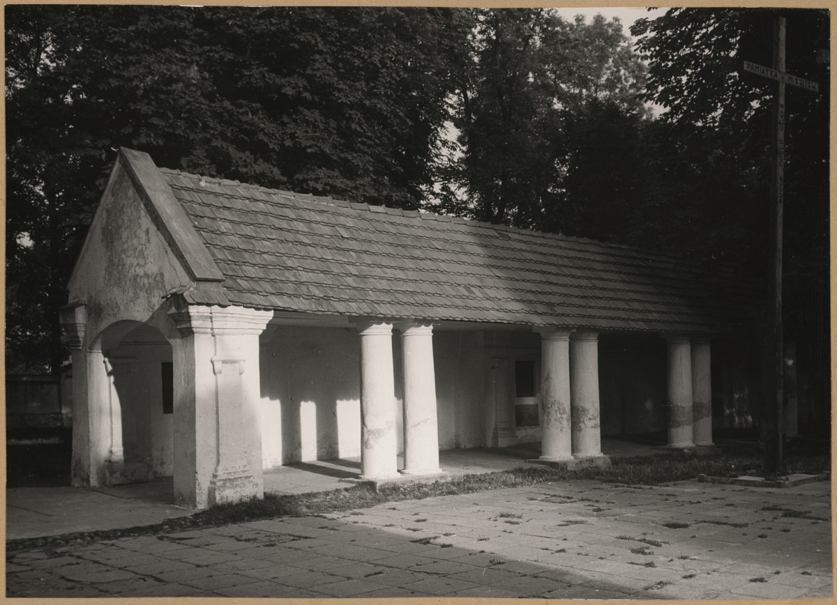 Zespół klasztorny - dziedziniec krużgankowy, fragment krużganków
 , skan 1