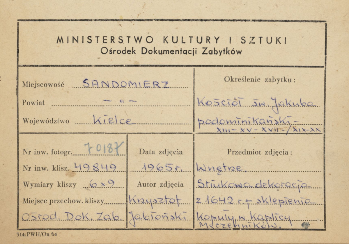  Zespół klasztorny Dominikanów - kościół, wnętrze, fragment stiukowej dekoracji kopuły kaplicy Męczenników - metryczka, skan 1