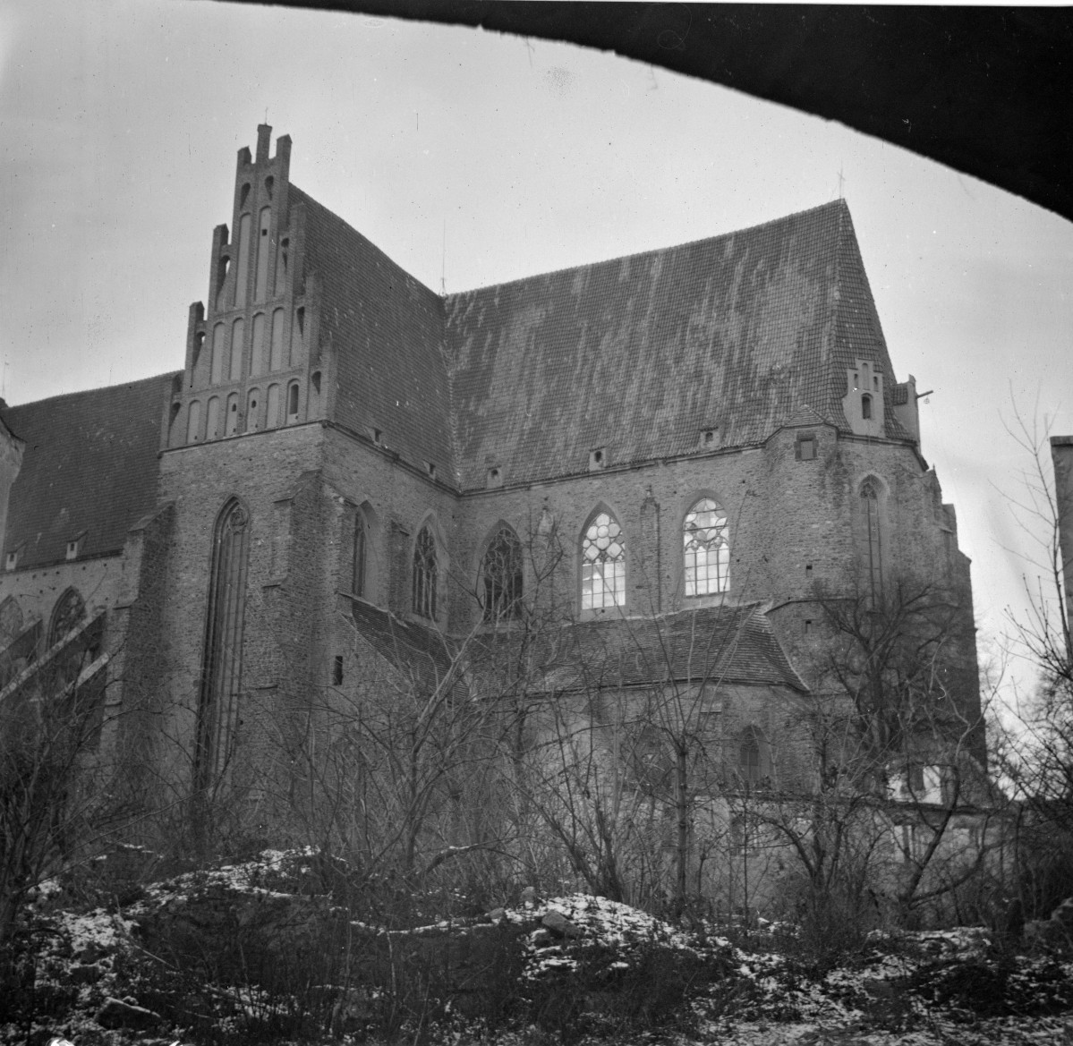 kościół pw. śś. Piotra i Pawła - widok od południowego - wschodu - fragment prezbiterium oraz transeptu, skan 1