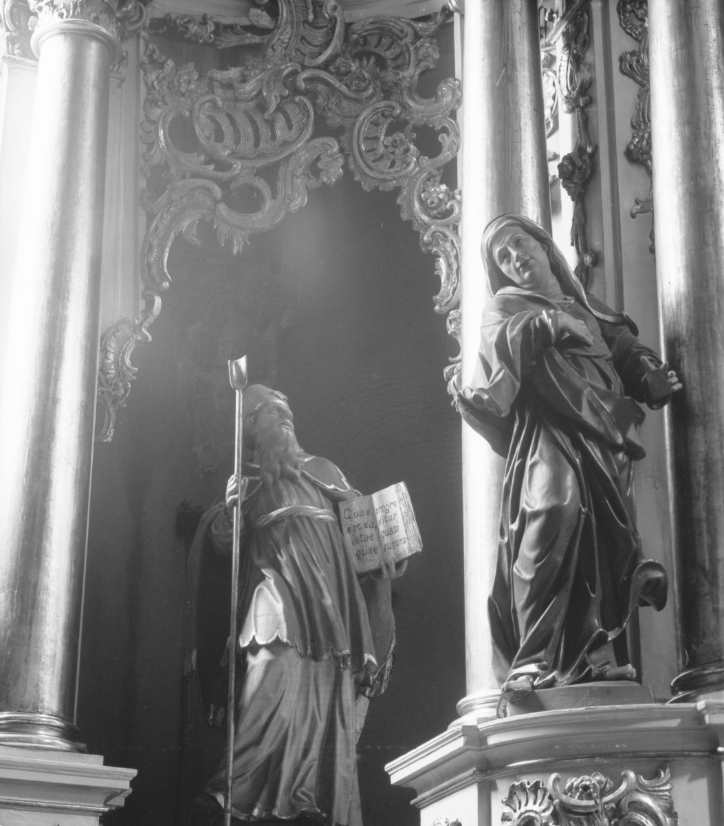 klasztor ss. Mniszek Benedyktynek - kościół pw. Najświętszej Maryi Panny i św. Wojciecha - wnętrze - prezbiterium - ołtarz główny - rzexby św. Wojciecha oraz św. Elżbiety z XVIII wieku, skan 1