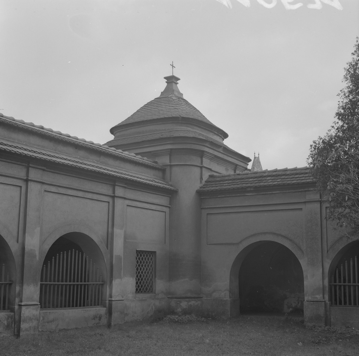 kościół św. Józefa - dziedziniec, krużganki oraz wieżyczka w narożniku z sygnaturką, skan 1