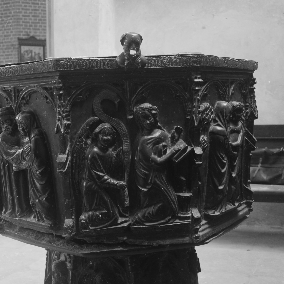 kościół rzymskokatolicki, ob. katedra pw. św. Mikołaja - wnętrze: chrzcielnica - czasza, płaskorzeźba "Zwiastowanie", skan 1