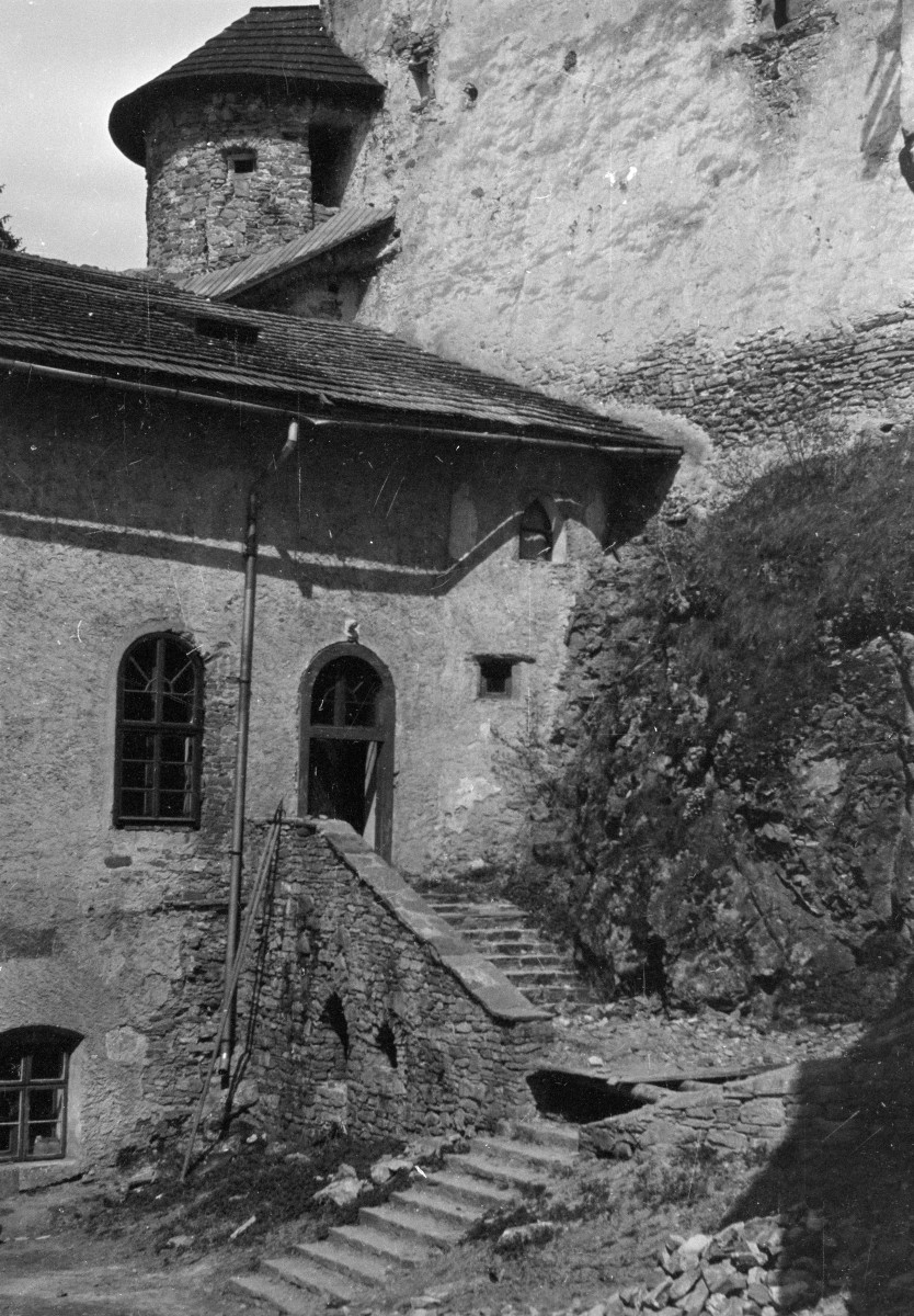 zamek - fragment dziedzińca, skan 1