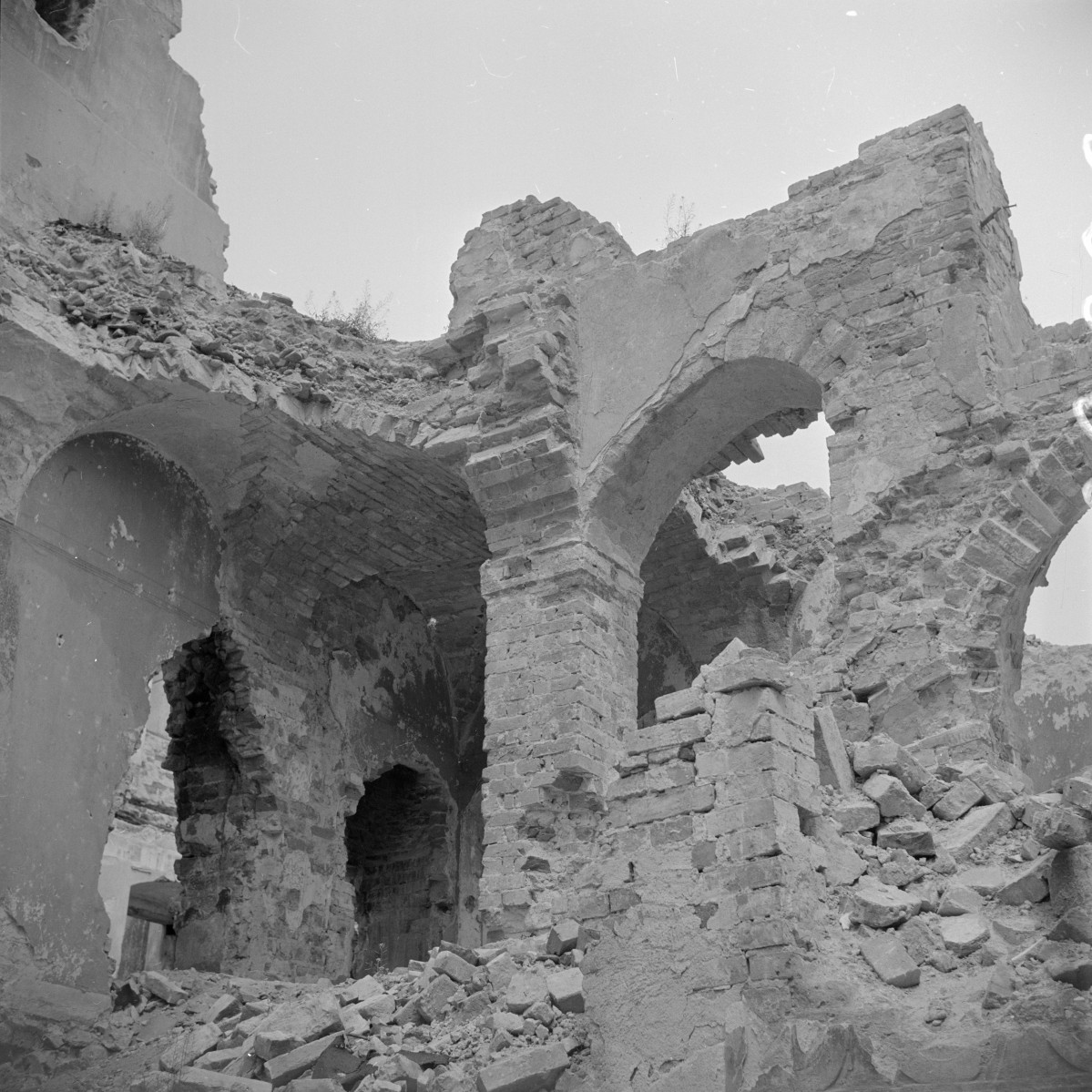 pałac - wnętrze, ruiny, skan 1