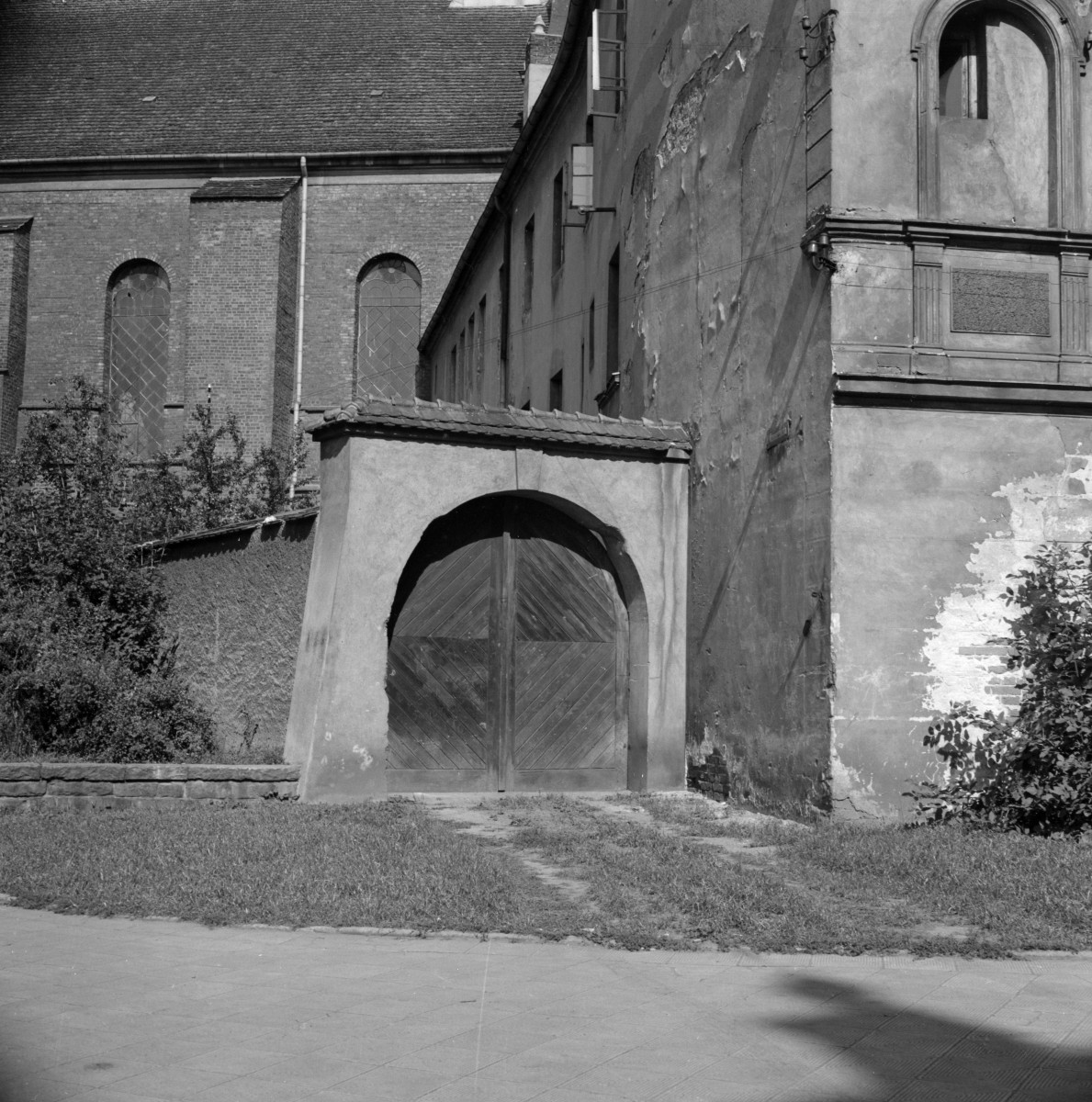 klasztor o.o. Franciszkanów - brama w ogrodzeniu kościoła, skan 1