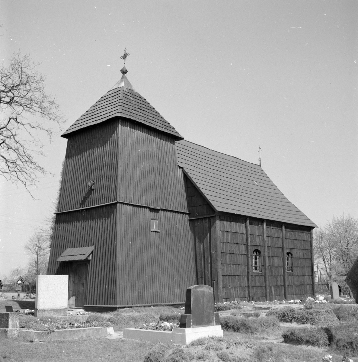 kościół pw. św. Bartłomieja - widok od południowego - zachodu, skan 1