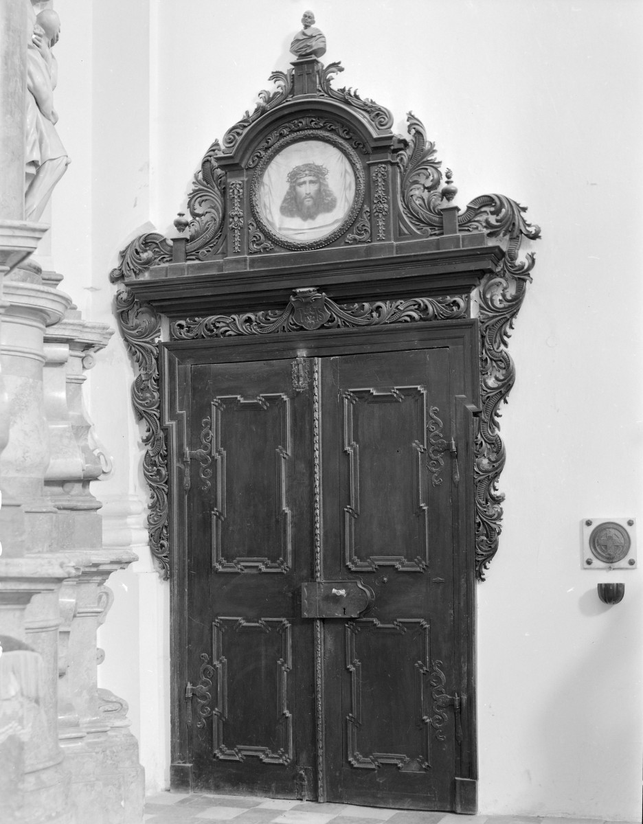 Kościół pw. NMP i św. Mikołaja - portal ze zwieńczeniem, skan 1