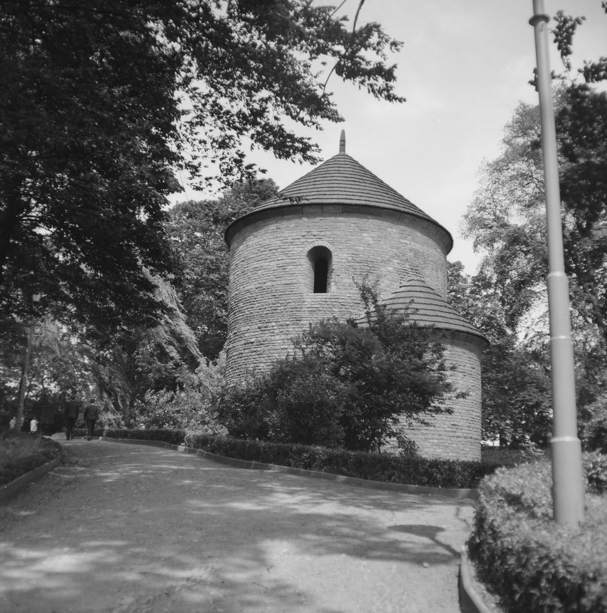 rotunda, kaplica zamkowa pw. św.św. Mikołaja i Wacława - widok zewnętrzny, skan 1