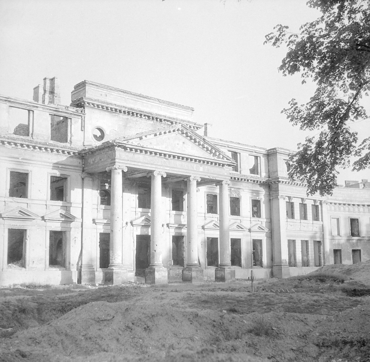 Pałac Prymasowski. Elewacja frontowa z frontonem., skan 1