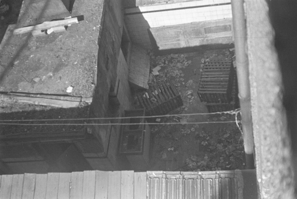 dom przy rynki - podwórze, skan 1