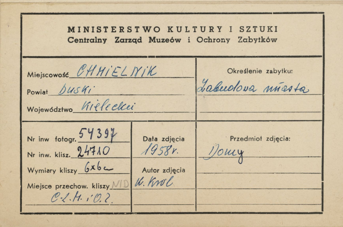 Miasto - elewacje domów przy ulicy - metryczka, skan 1