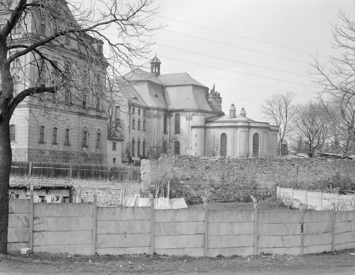 opactwo - fragment kościoła i klasztoru, skan 1