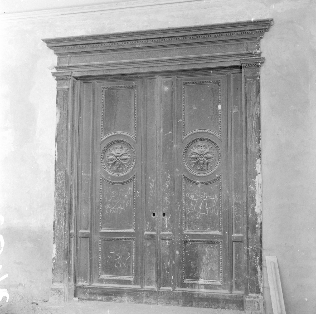 pałac - wnętrze, sala na parterze,drzwi, skan 1