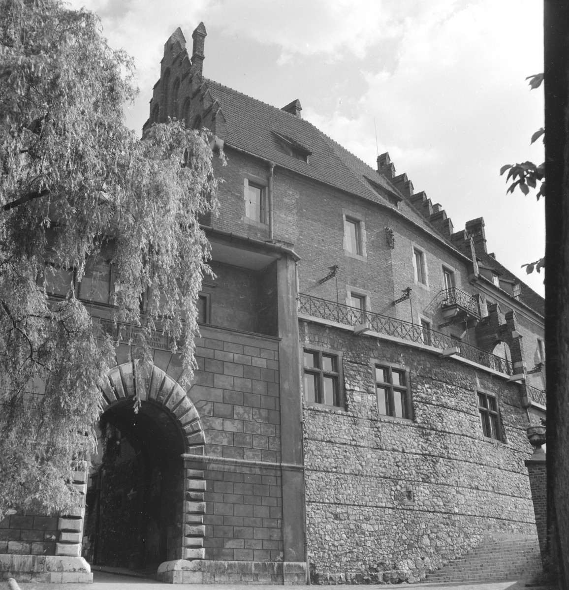 zespół Wzgórza Wawelskiego - Zamek Królewski na Wawelu - Brama Wazów - widok od północy, skan 1