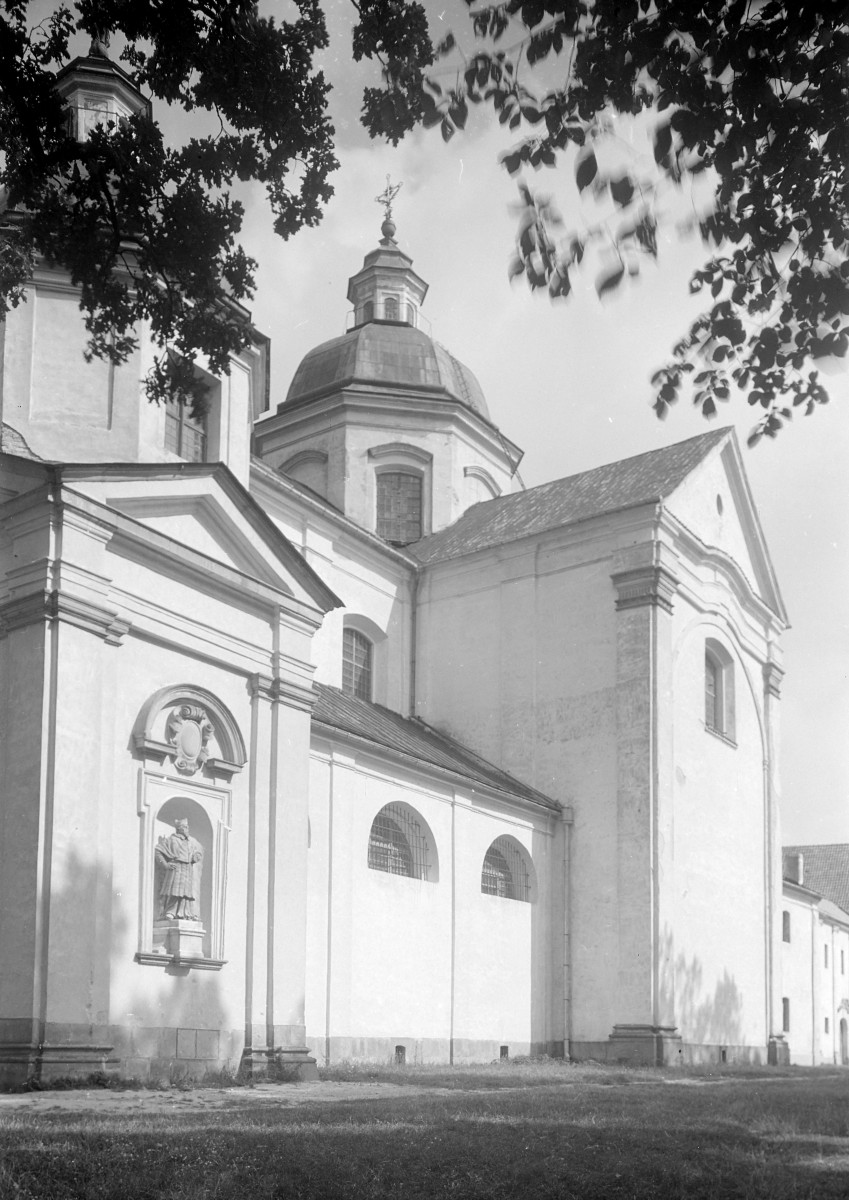 zespół klasztorny Filipinów, kościół, obecnie parafialny pw. św.św. Filipa Neri i Jana Chrzciciela  - elewacja od południa, skan 1