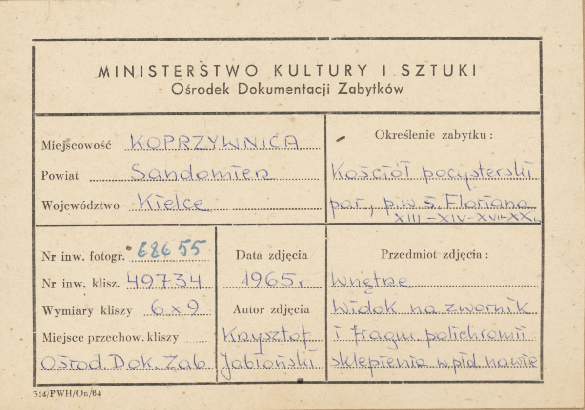 Zespół klasztorny - kościół, wnętrze , widok na zwornik w sklepieniu nawy bocznej - metryczka, skan 1