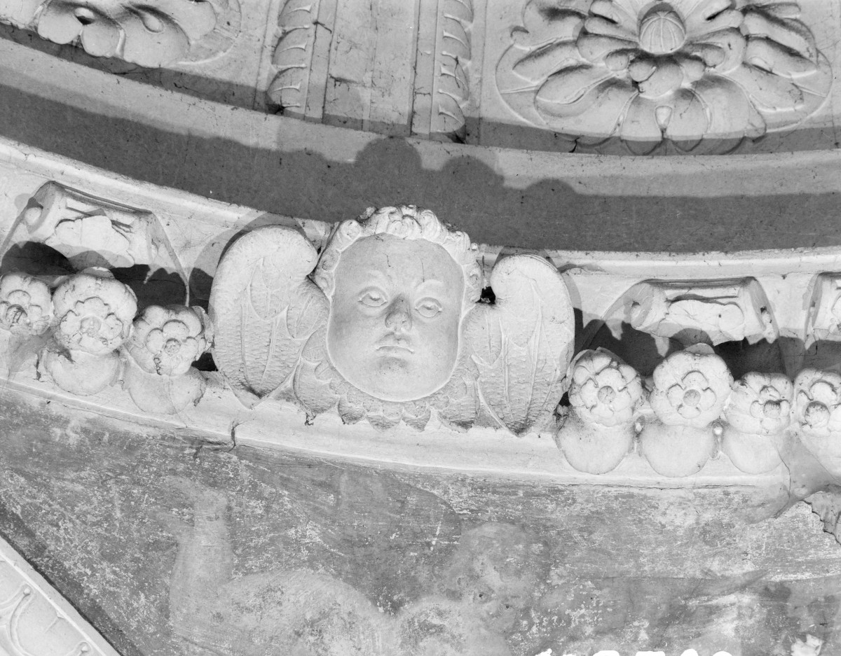 kościół pw. św. Mikołaja - Kaplica Firlejów - wnętrze - gzyms podkopułowy - główka putta, skan 1