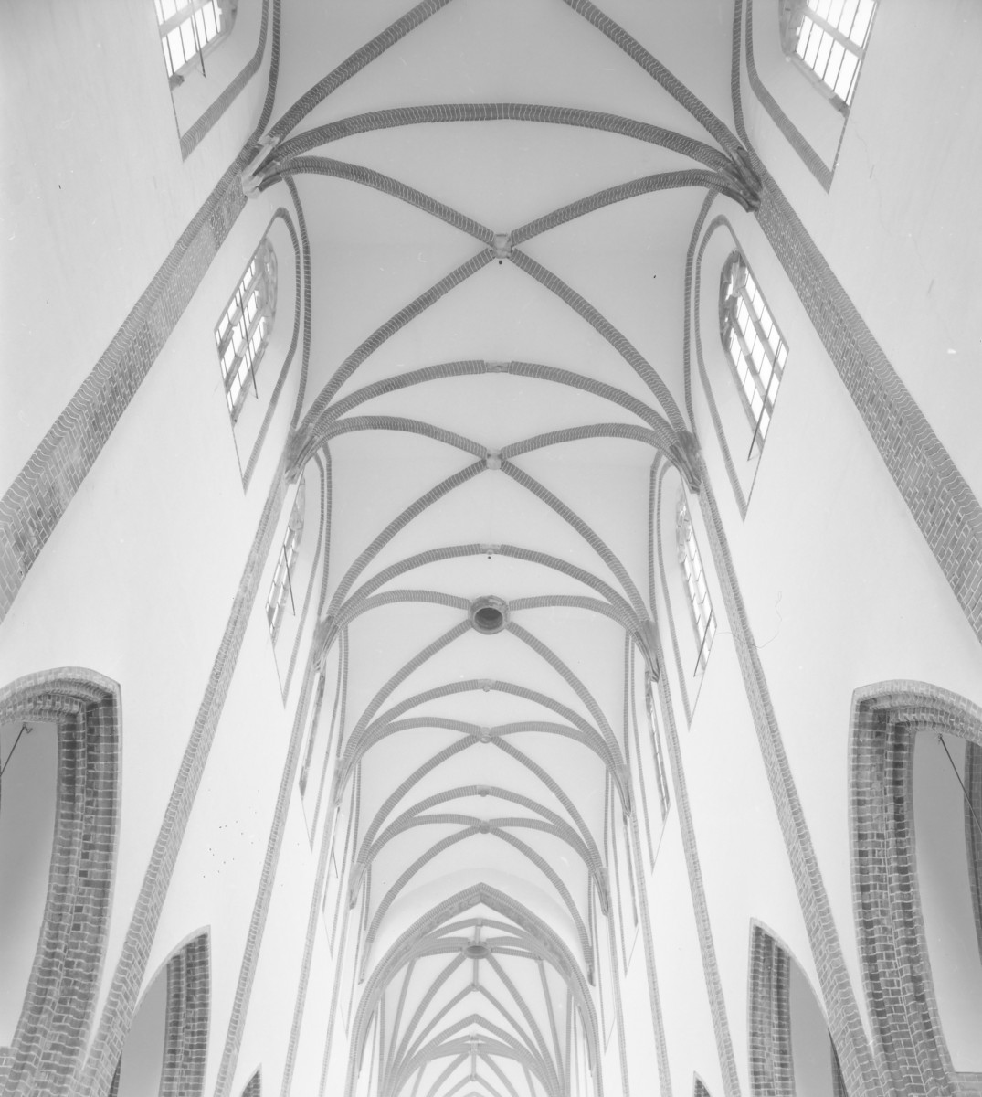 kościół pw. św. Marii Magdaleny, ob. katedra polskokatolicka - wnętrze: sklepienie nawy głównej, skan 1