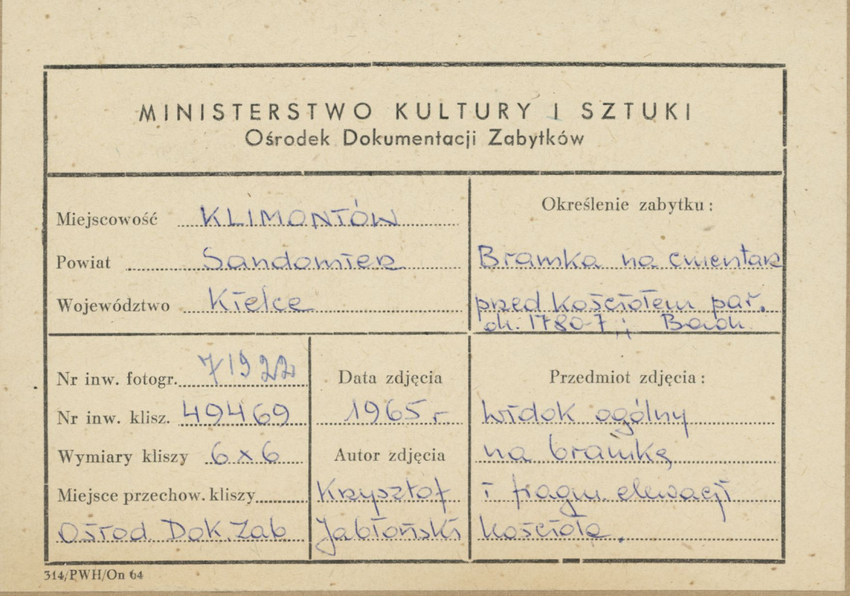 Kościół parafialny - widok ogólny od strony zach. na bramę i fragment kościoła - metryczka, skan 1