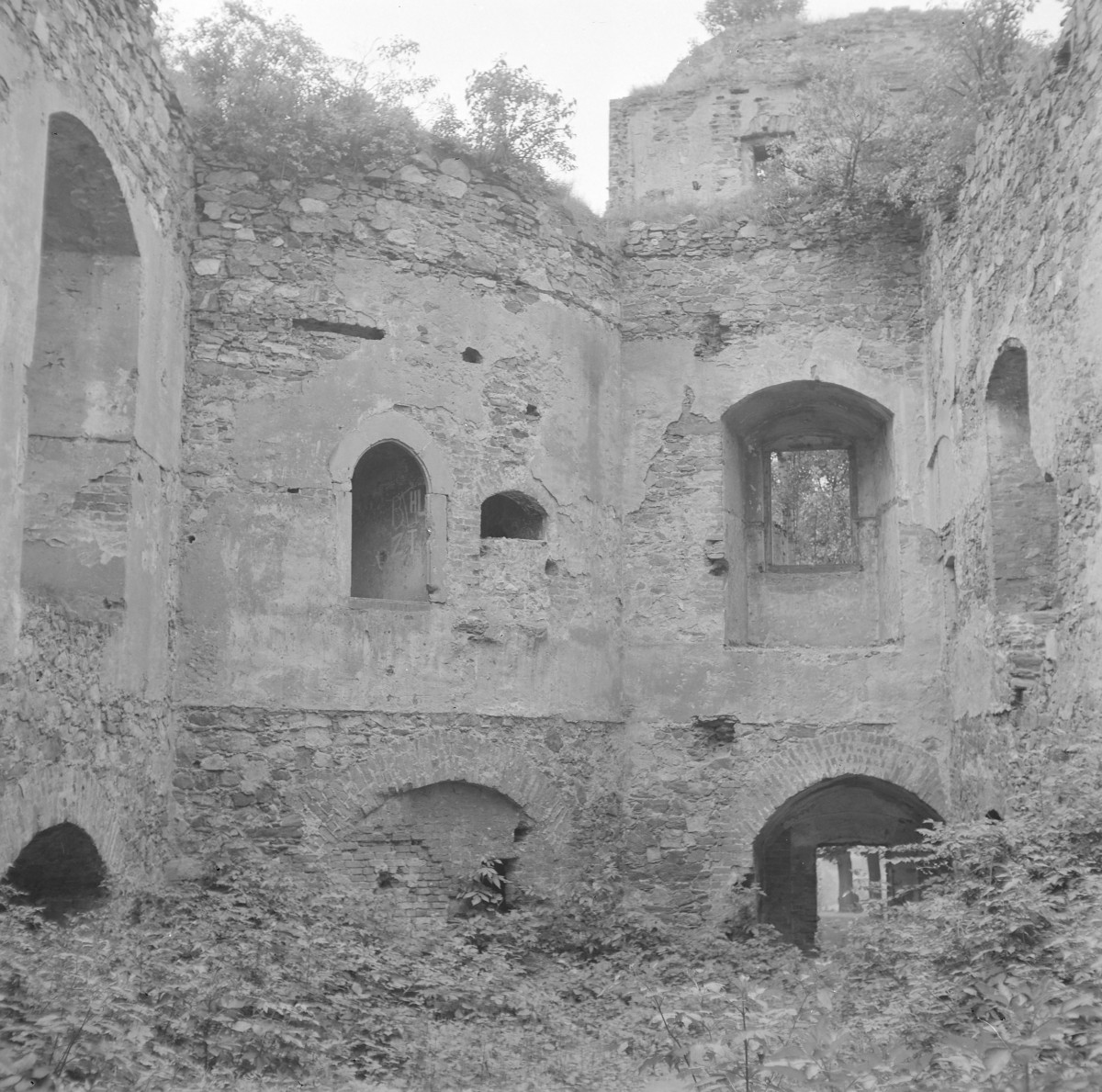 Zamek. Ruiny. Widok od strony dziedzińca, fragmenty skrzydła płd., skan 1