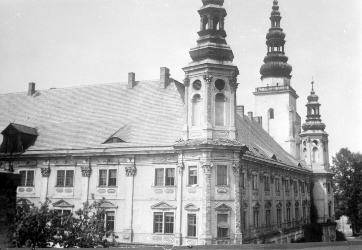 Opactwo Cystersów - elewacja i wieże, skan 1